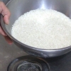 Cocinar arroz jazmín en una olla arrocera