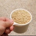 Cocinar arroz integral en una olla arrocera