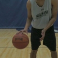 Driblar con una pelota de baloncesto