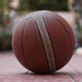 Gira una pelota de baloncesto en tu dedo