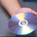 Reparación de un cd con pasta de dientes