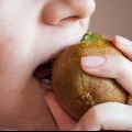 Comiendo un kiwi