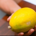 Compra una papaya madura