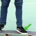 Mantener el equilibrio en una patineta