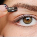 Aplicar maquillaje en ojos pequeños