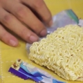 Prepara fideos ramen en el microondas