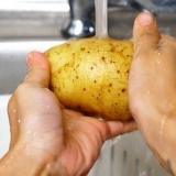 Preparando patatas a la barbacoa