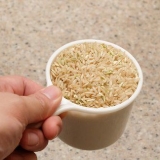 Cocinar arroz integral en una olla arrocera