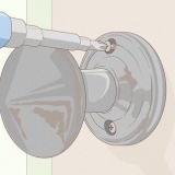 Sustitución de un pomo de la puerta en casa