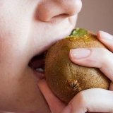 Comiendo un kiwi