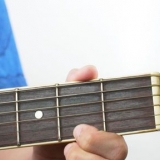 Tocar el acorde bm en una guitarra