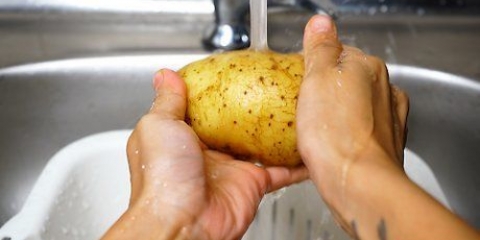 Preparando patatas a la barbacoa