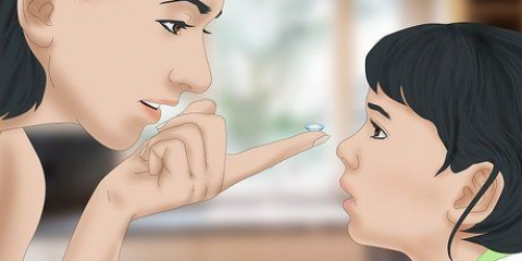 Poner lentes de contacto en los ojos de su hijo