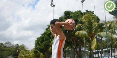 Lanzamiento de la pelota durante un partido de fútbol