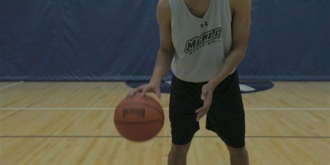 Driblar con una pelota de baloncesto