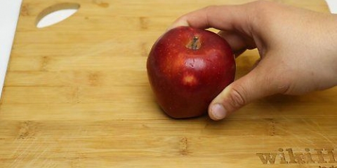 Cortar una manzana en rodajas