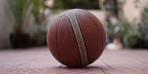 Gira una pelota de baloncesto en tu dedo