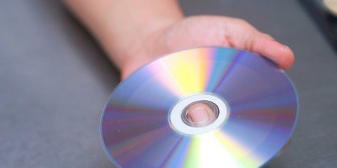 Reparación de un cd con pasta de dientes