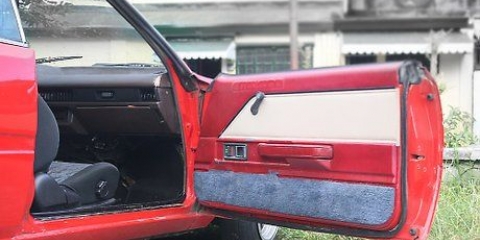 Quitar el panel de una puerta de un coche