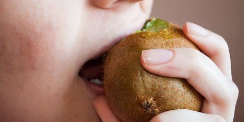 Comiendo un kiwi