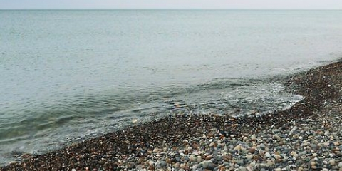 Hacer rebotar una piedra en el agua