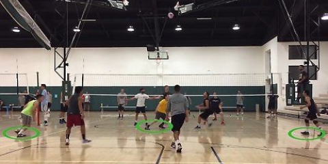 Rompiendo una pelota de voleibol