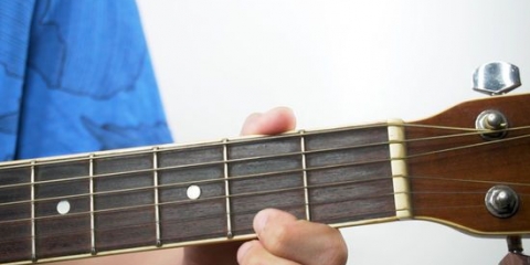 Tocar el acorde bm en una guitarra