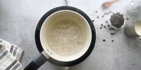 Poniendo café en la estufa