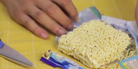 Prepara fideos ramen en el microondas