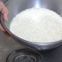 Cocinar arroz jazmín en una olla arrocera