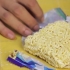 Prepara fideos ramen en el microondas